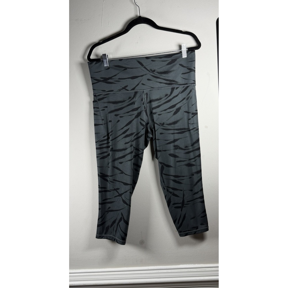 Athleta salutation stash II pocket Capri 1X Zebra Gray Black Soft Comfy‎ Plus